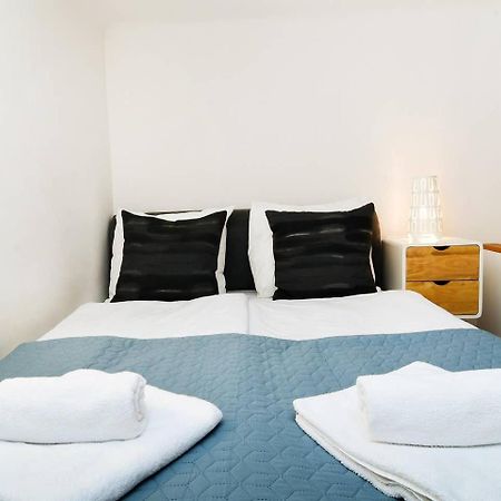 Central & Colorful Studio With Air Conditioning Budapeste Exterior foto